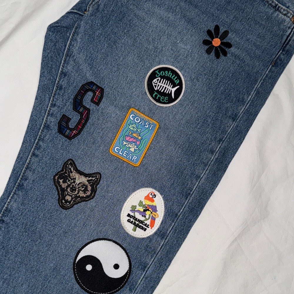 Stylish Blue Wide Leg Jeans with Fun Patches.Size 33x30 - Picture 9 of 11